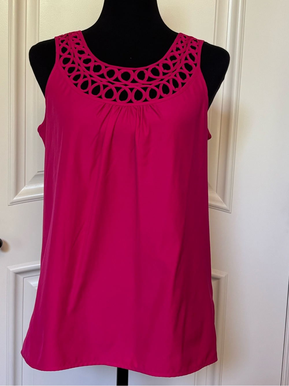 Banana Republic Fuchsia Sleeveless Blouse Laser Cut Neckline Women’s Small Top